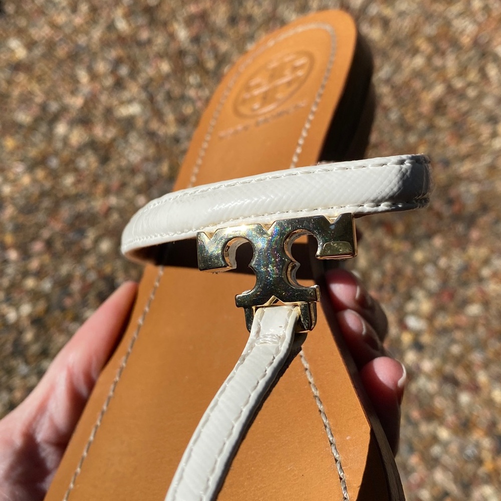 Tory Burch Tan Leather Thong Sandals with White Straps and Gold Logo Charm - Picture 11 of 16